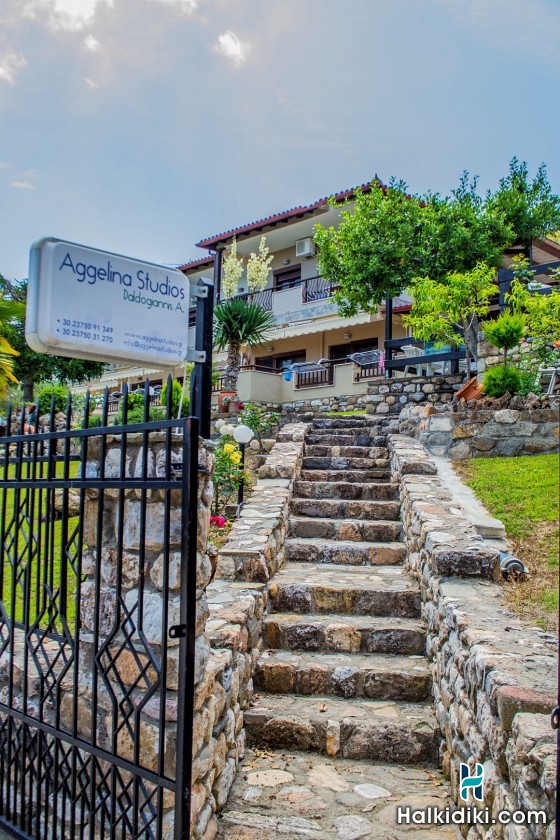 Aggelina Studios, Εξωτερικοί Χώροι