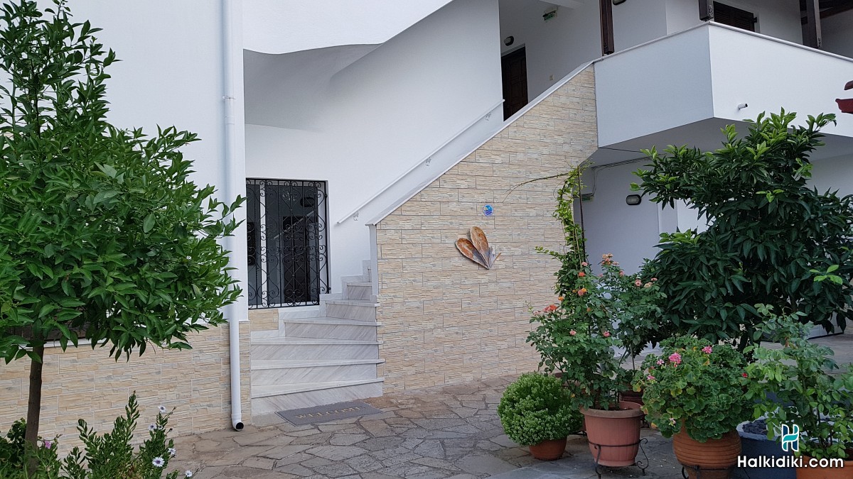 Nikos & Panagiota, Exteriors